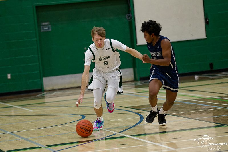 Athlète de l'équipe de basketball masculin division 3 du Cégep Garneau.