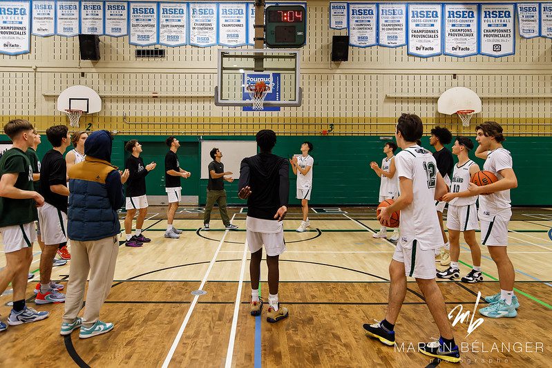 Athlètes de l'équipe de basketball masculin division 3 du Cégep Garneau.