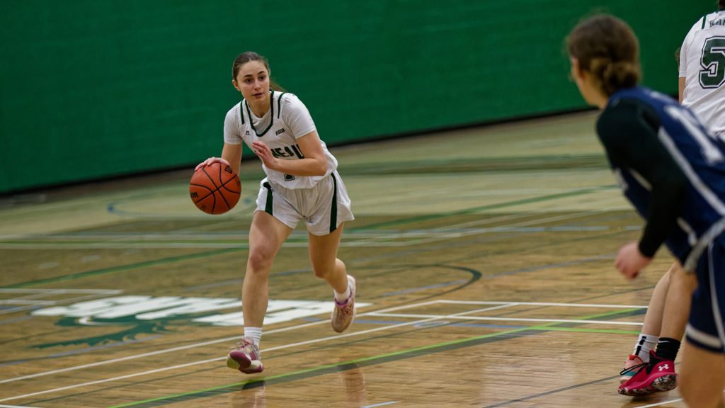 Athlète de l'équipe de basketball féminin 3e division du Cégep Garneau, Les Élans, lors d'un match.