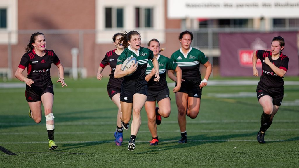 Athlètes de l'équipe de rugby féminine du Cégep Garneau, les Élans, lors d'un match.