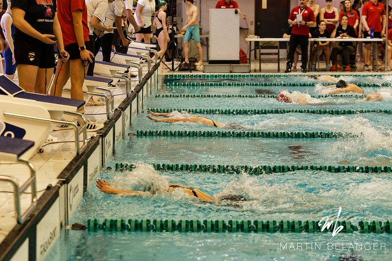 Athlètes de l'équipe de natation du Cégep Garneau.