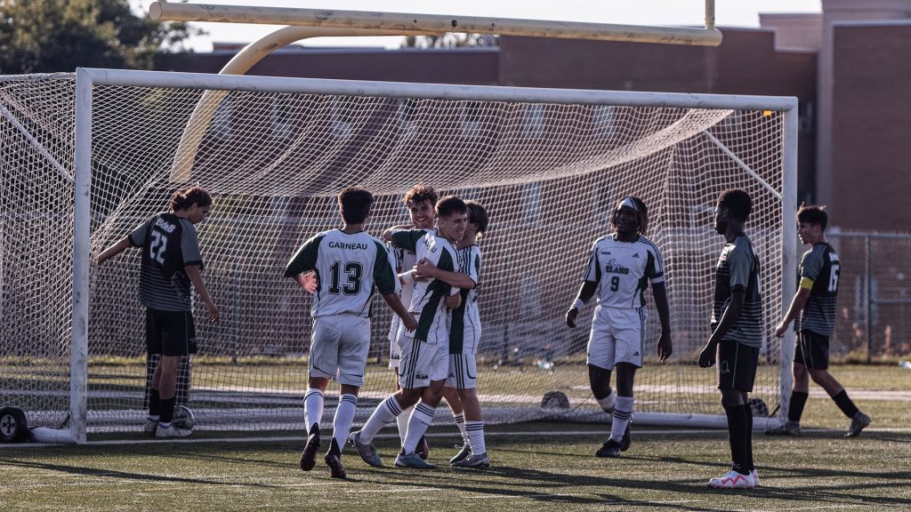 Athlète de l'équipe de soccer masculin division 1 du Cégep Garneau, les Élans, lors d'un match les opposants aux Cavaliers du Collège Champlain Saint-Lambert.