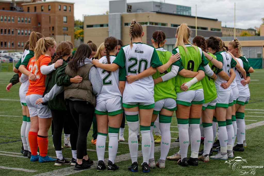 Athlètes de l'équipe de soccer féminin division 2 du Cégep Garneau.