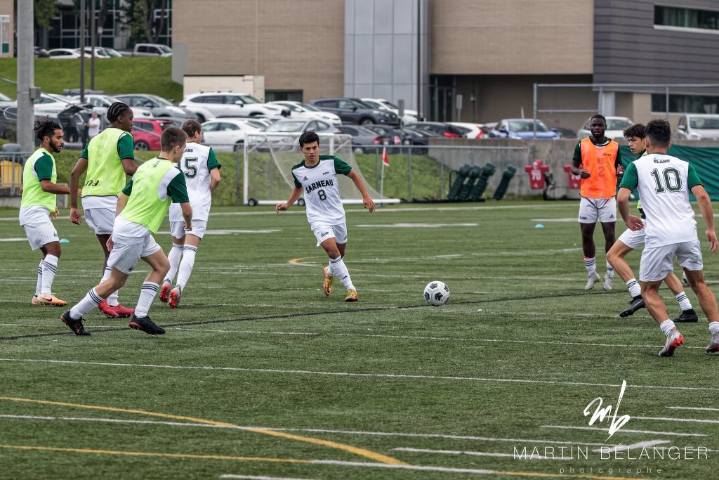 Athlètes de l'équipe de soccer masculin division 2 du Cégep Garneau.